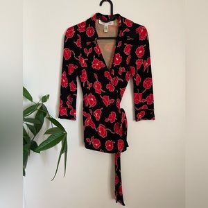 Diane Von Furstenberg Vintage 100% Silk Wrap Blouse Sz 2